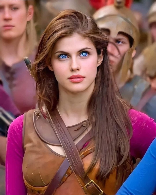 Alexandra Daddario (sinh năm 1986) được chú ý nhiều nhất khi hóa thân thành á thần Annabeth Chase trong loạt phim về Percy Jackson.