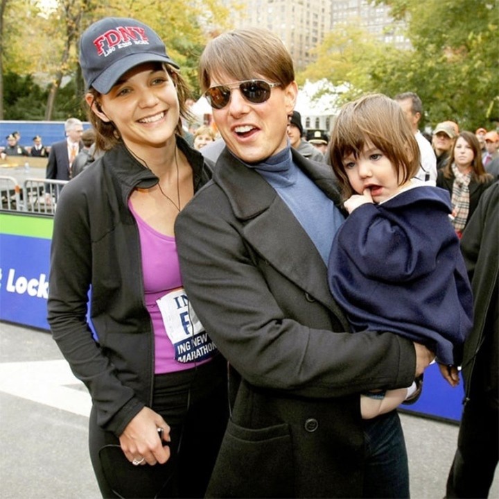 Suri là con gái ruột duy nhất của tài tử điện ảnh  Tom Cruise và nữ diễn viên Katie Holmes. Ngay từ khi ra đời, cô đã là nhóc tì nổi tiếng nhất Hollywood, là tiểu công chúa được cưng chiều nhất. Cô bé có cả kho váy áo hàng hiệu cao cấp, trở thành biểu tượng thời trang của trẻ em.