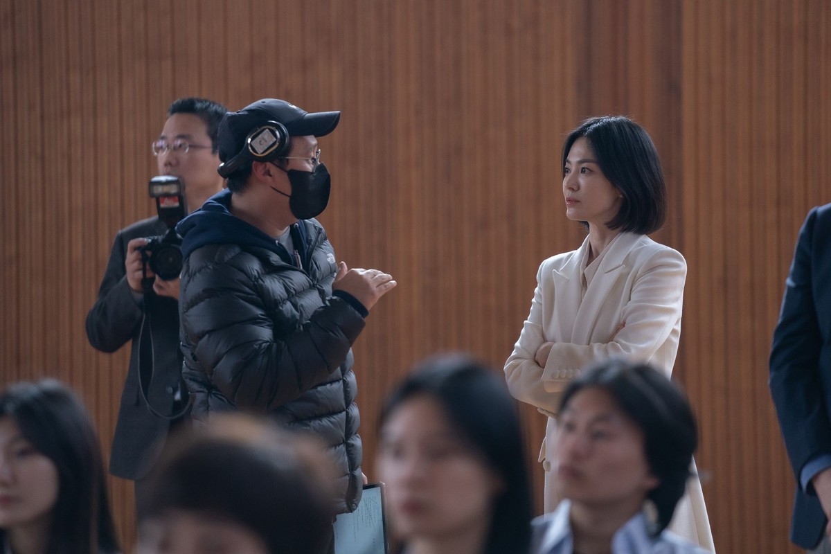   Vinh quang trong thù hận (The Glory) xoay quanh nhân vật Dong Eun (do  Song Hye Kyo thủ vai). Là nạn nhân của bạo lực học đường, Dong Eun lên kế hoạch trả thù những người bạn học đã từng nhấn chìm cô trong đau đớn và tủi nhục. Trong phim, Song Hye Kyo lột xác với hình ảnh nhân vật phản diện lạnh lùng. Tuy chưa xuất sắc như kỳ vọng nhưng có thể coi là bước tiến trong diễn xuất của Song Hye Kyo vốn đang bị một màu và trở nên nhàm chán.