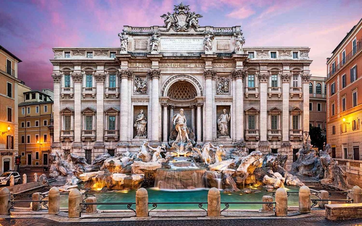 Đài phun nước Trevi là một kiệt tác nổi tiếng do kiến trúc sư người Italy thiết kế. Công trình cao khoảng 26 m và rộng 50 m với kiến trúc Baroque bắt nguồn từ thời Phục hưng. Đài phun nước đã từng xuất hiện trong nhiều cảnh phim nổi tiếng và là một trong những địa điểm du lịch bậc nhất của thành phố Rome. Ảnh: Travel + Leisure.