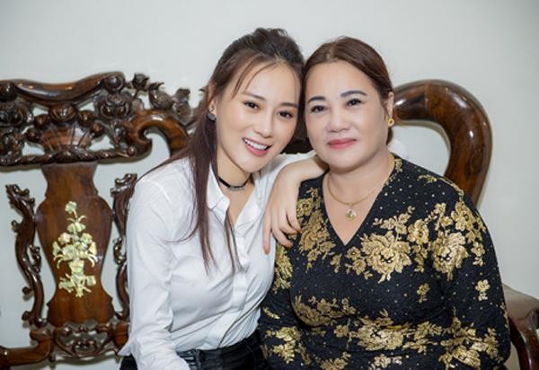  Mẹ ruột Phương Oanh được nhận xét là mang vẻ đẹp phúc hậu. Bà cũng như bao người phụ nữ khác, hết lòng vì gia đình, hy sinh bản thân để lo cho con cái có được cuộc sống no đủ.