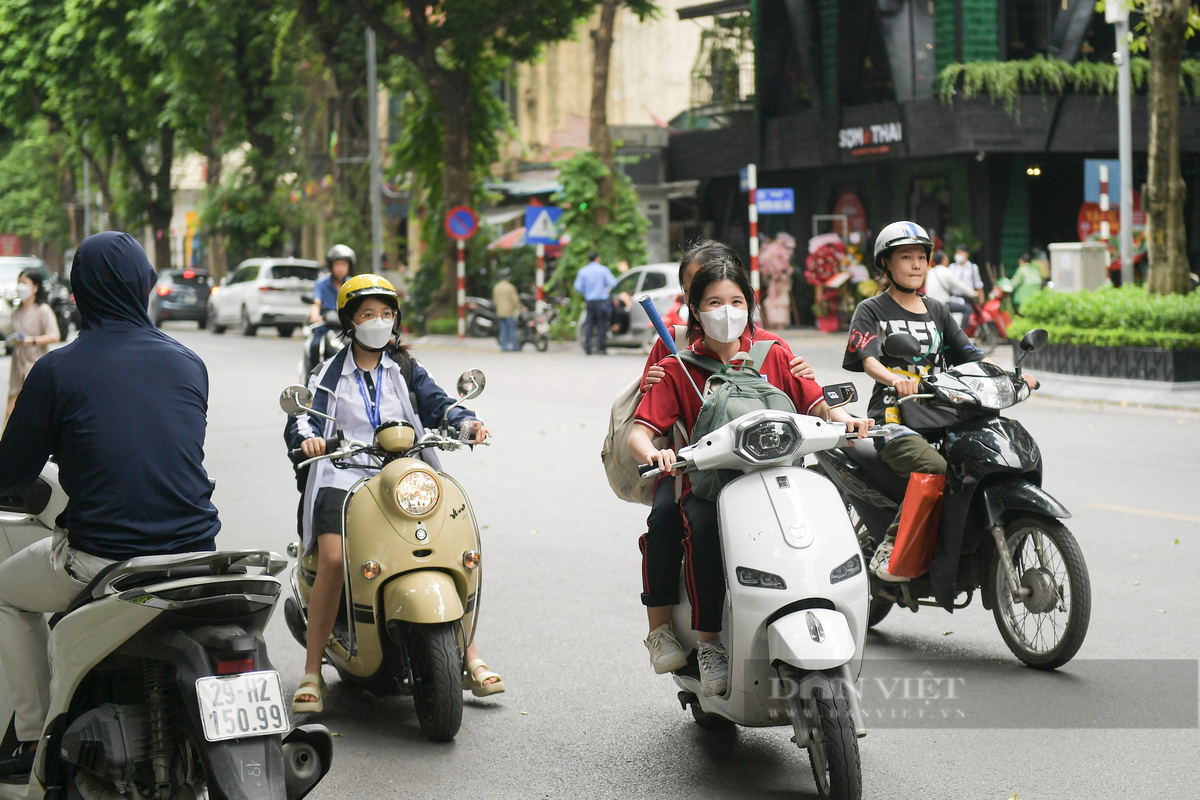 Tại tuyến đường Hai Bà Trưng (Hà Nội), nơi có nhiều trường học như Cao đẳng Nghệ thuật Hà Nội, trường THPT Trần Phú - Hoàn Kiếm và một số trường tiểu học khác... tình trạng vi phạm các quy định của Luật Giao thông đường bộ diễn ra phổ biến.