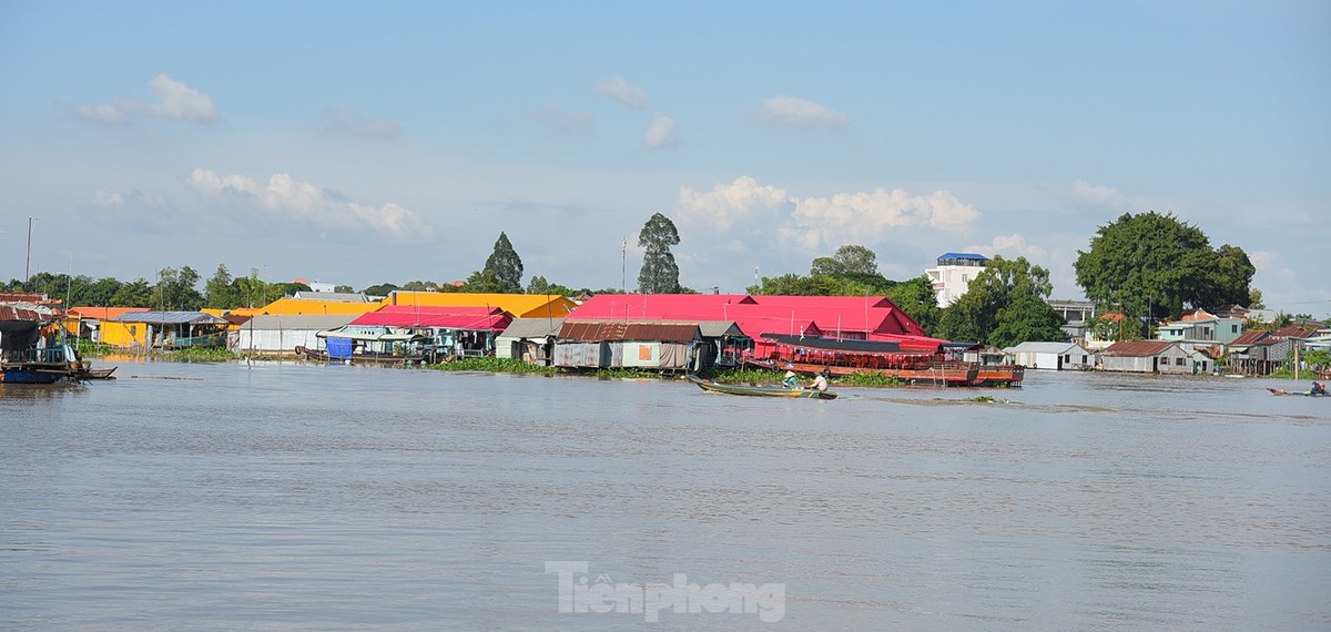  Làng bè Châu Đốc là nơi nuôi cá nước ngọt nổi tiếng của tỉnh An Giang nói riêng và miền Tây nói chung. Đây là địa điểm du lịch độc đáo phát triển trong một vài năm trở lại đây. Điểm đặc biệt của làng bè Châu Đốc là những căn nhà nổi cùng các bè cá nép gần nhau, tạo thành “làng” dọc sông. Ảnh: Hòa Hội.