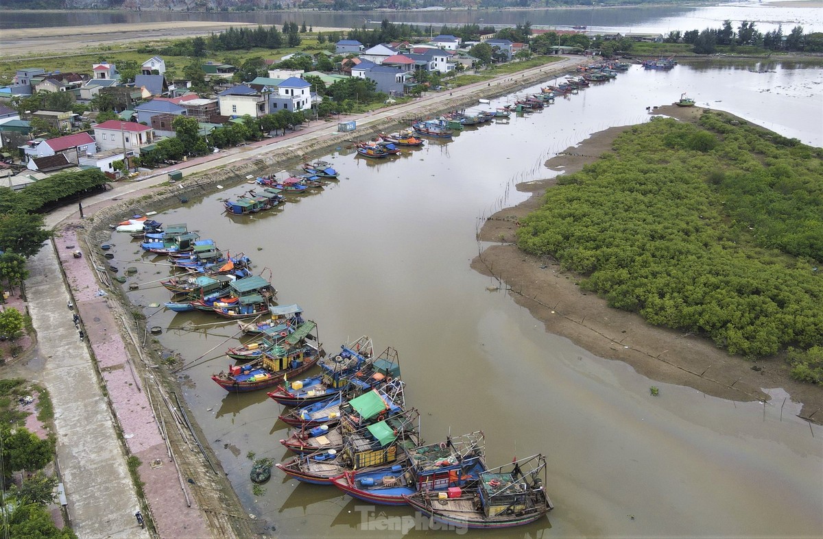 Sau nhiều ngày biển động, mưa lớn do ảnh hưởng áp thấp nhiệt đới, hàng nghìn tàu thuyền vào các khu neo đậu ở Hà Tĩnh tránh trú.