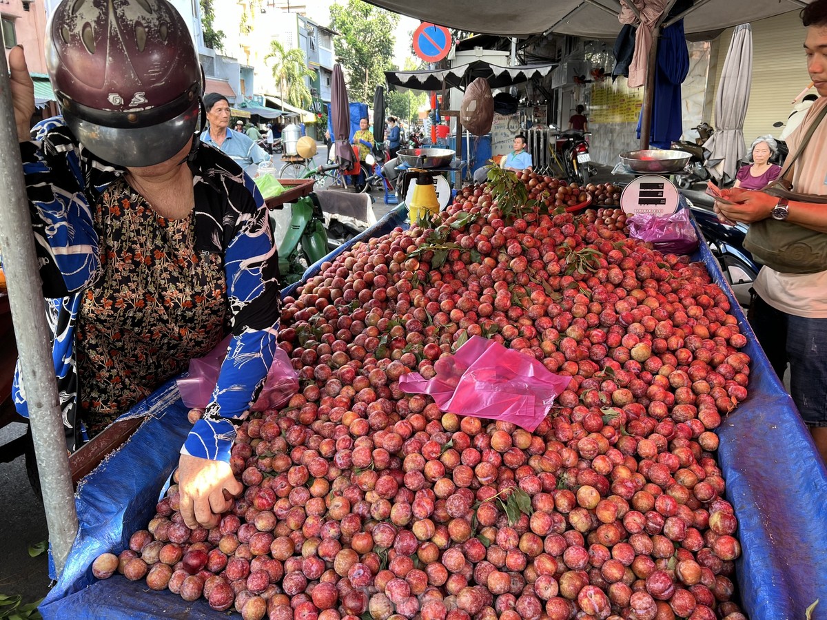 Trưa 26/5, tại chợ Hòa Bình (quận 5), xe mận bán dạo thu hút rất đông chị em đến chọn mua, có người mua 1 kg, nhưng cũng có khách gom tới 2 - 3 kg. Giá  mận hậu tại đây là 35.000 đồng/kg. Người bán cam kết bao giòn, ngọt và "không ngon không lấy tiền". "Mận hậu mỗi năm chỉ có một mùa, kéo dài khoảng 2 tháng nên ai cũng tranh thủ mua thưởng thức. Hiện mận hậu đang vào mùa nên có giá rẻ. Trung bình mỗi ngày tôi bán hết xe mận này hơn 50 kg" - người bán cho biết.