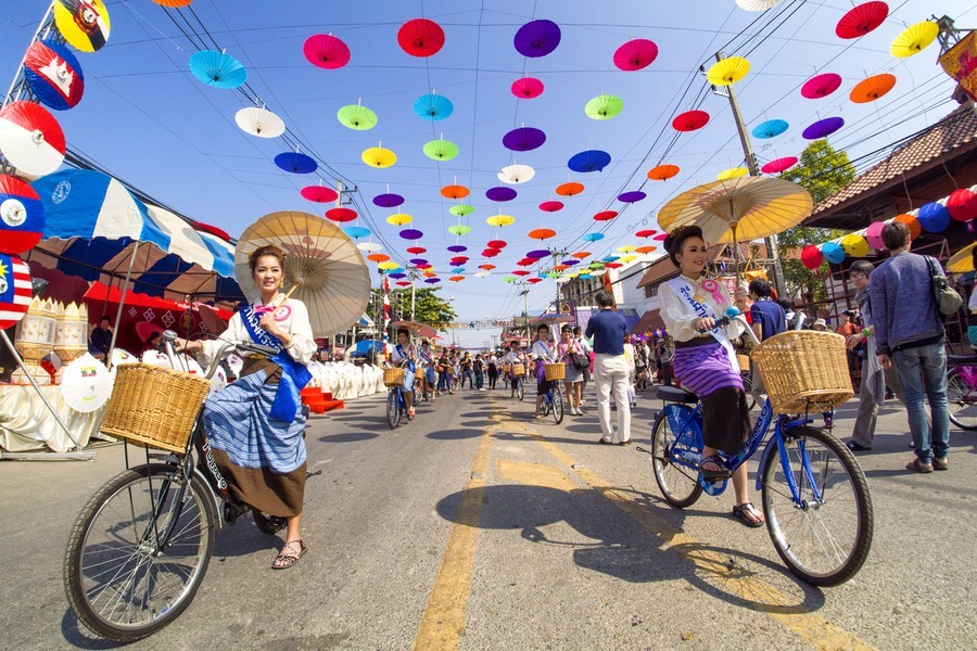 Bo Sang (chiếc ô) quy tụ những gia đình làm ô truyền thống qua nhiều thế hệ. Hiện nay, nghề làm ô được mở rộng, những chiếc ô tinh xảo, nhiều mẫu mã hơn. Ảnh: Takemetour.