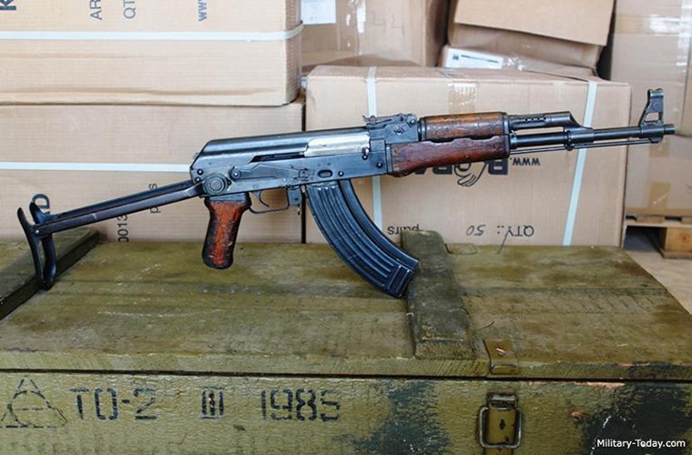 AKS-47 là một trong những biến thể nổi tiếng nhất của dòng súng trường tấn công AK-47 do Liên Xô chế tạo. Cơ bản, nó vẫn giữa nguyên thiết kế ban đầu của AK-47, chỉ thay đổi ở việc loại bỏ báng súng bằng gỗ thay vào đó là báng súng bằng kim loại có thể gấp gọn vào bên trong thân súng. Nguồn ảnh: military-today.