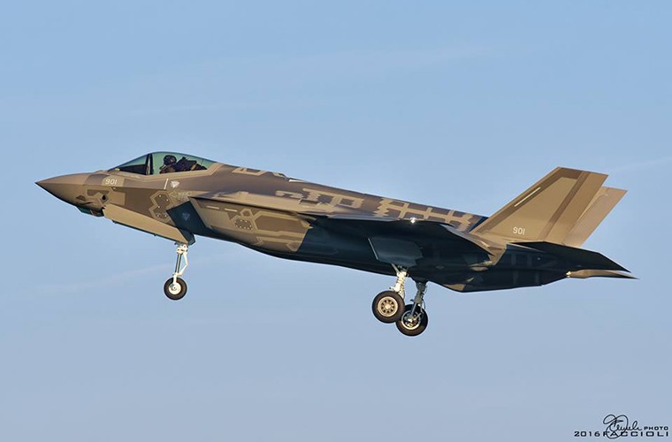 Theo The Aviationist, hôm 12/11 Không quân Israel (IAF) đã chính thức tiếp nhận hai chiếc  tiêm kích tàng hình F-35I Lightning II đầu tiên của mình tại căn cứ không quân Nevatim. Được biết hai chiếc F-35I đã thực hiện hành trình bay thẳng từ Mỹ đến Israel có quá cảnh tại Italy, đi kèm với chúng còn có cả một máy bay tiếp nhiên liệu trên không KC-135 thuộc Không quân Mỹ. Nguồn ảnh: The Aviationist.