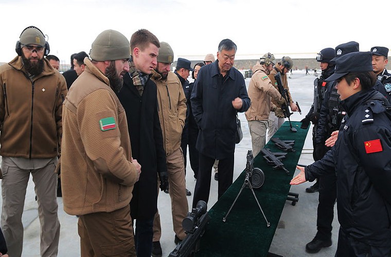 Trang tin Gazeta.ru dẫn lời Daniil Martynov – Giám đốc trung tâm đào tạo lực lượng đặc nhiệm quốc tế của Nga có trụ sở tại Gudermes, Chechnya cho hay, để đối phó với các mối đe dọa tấn công khủng bố đang ngày càng leo thang như hiện tại người đứng đầu lực lượng đặc biệt Trung Quốc vừa đề nghị Bộ Nội vụ Nga hỗ trợ nước này đào tạo và huấn luyện  lực lượng chống khủng bố tại Tân Cương nhằm tăng cường khả năng bảo vệ an ninh tại khu vực đặc biệt này. Nguồn ảnh: gazeta.ru.