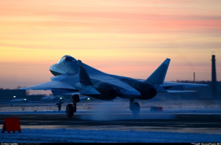  Su T-50 là chiến đấu cơ đa nhiệm tàng hình thế hệ thứ 5 của Nga. Đây là đối thủ đáng gờm đối với các chiến đấu cơ tương đương của Mỹ như F-22 Raptor và F-35 Lightning II. Nguồn ảnh: Không quân Nga.