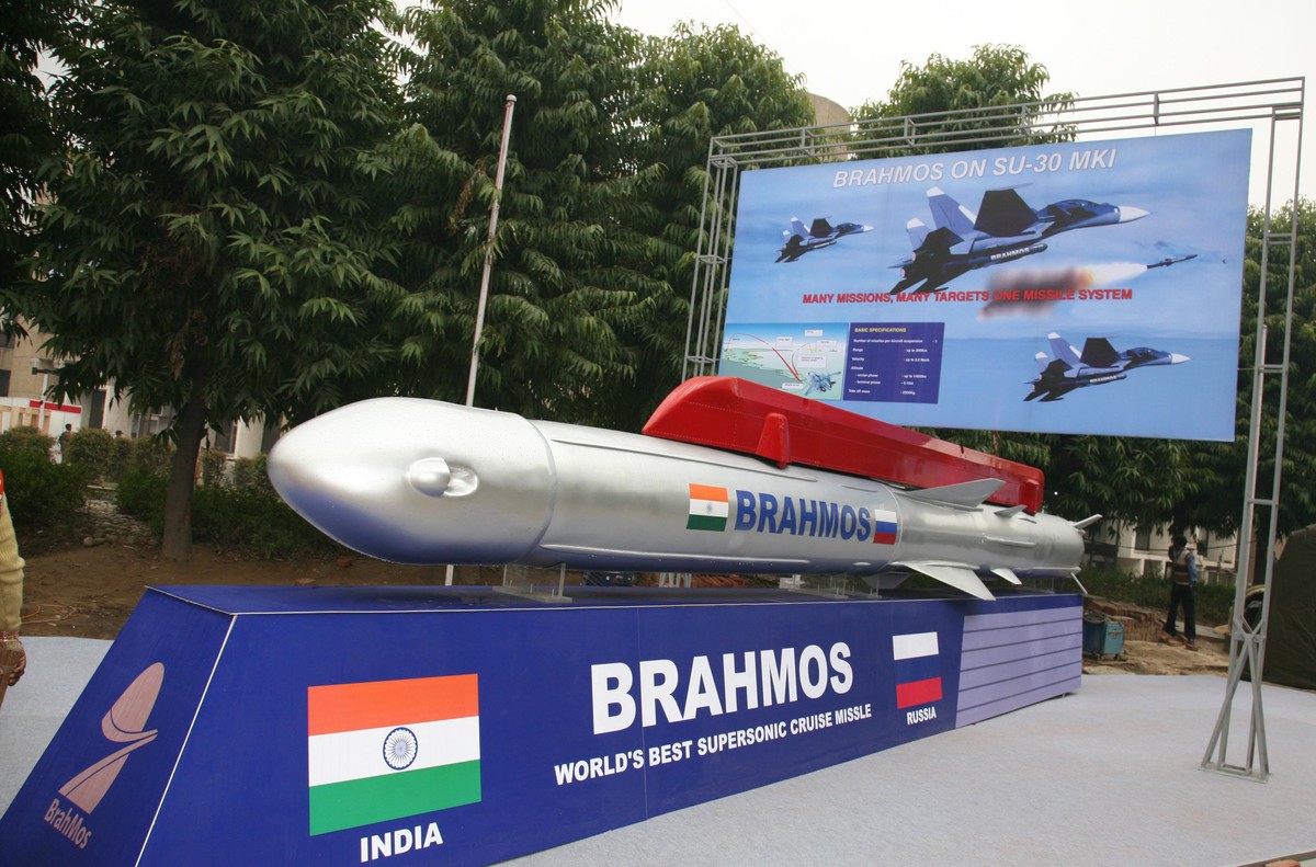  Tên lửa hành trình BrahMos hiện đang là loại vũ khí được săn đón tại rất nhiều quốc gia trên thế giới. Từng có rất nhiều thông tin về việc Việt Nam có quan tâm tới loại vũ khí này, tuy nhiên không phải bất cứ phiên bản nào của loại tên lửa này cũng phù hợp với Việt Nam.