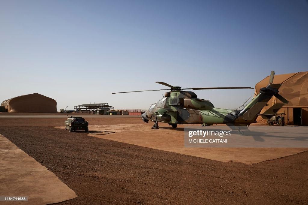 Chính phủ Australia vừa quyết định mua 29  trực thăng tấn công Apache AH64E hay còn gọi là Apache Guardian do Tập đoàn Boeing của Mỹ sản xuất để thay thế phi đội trực thăng Tiger đang hoạt động với nhiều bất ổn. Theo kế hoạch của Bộ Quốc phòng Australia, phi đội trực thăng công nghệ cao Apache sẽ được biên chế cho Lục quân và bắt đầu sử dụng từ năm 2025.