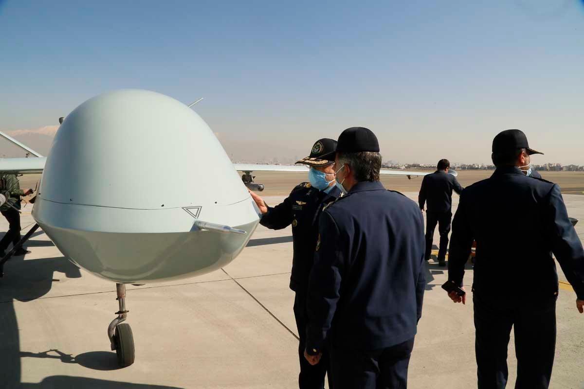 Iran công bố hình ảnh đầu tiên về  máy bay không người lái (UAV) vũ trang Kaman 22 trong chuyến thăm một nhà máy quốc phòng của Tư lệnh không quân Aziz Nasirzadeh hôm 24/2.