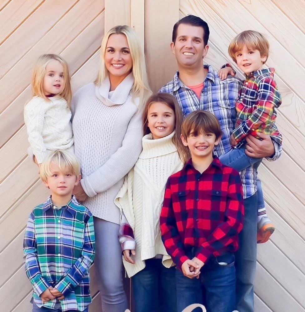 Kai Trump (giữa),  con gái lớn của Donald Trump Jr. và vợ cũ Vanessa, sẽ bước sang tuổi 14 vào tháng 5 tới. Thực tế, cô bé chỉ kém 1 tuổi so với người chú Barron - em trai cùng cha khác mẹ của Donald Jr.. Là cháu gái của cựu Tổng thống Mỹ Donald Trump, Kai được hưởng cuộc sống xa hoa, nhiều đặc quyền từ tấm bé, theo SCMP. Ảnh: @MrsVanessaTrump.