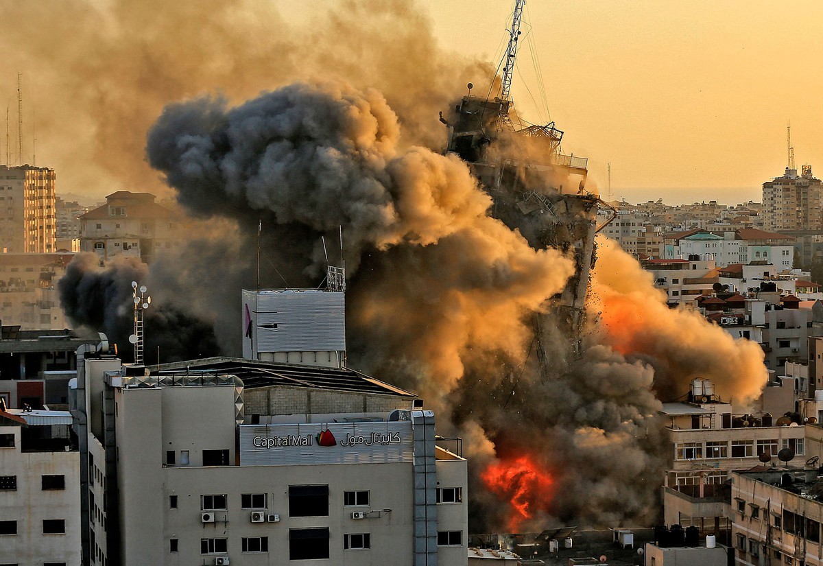 Khói lửa bốc lên từ tòa nhà cao tầng Al-Sharouk sau khi tòa nhà này bị đánh sập bởi không quân Israel. Đây cũng là trận đánh mở màn cho cuộc so găng  căng thẳng giữa Israel và Hamas hồi trung tuần tháng 5 vừa rồi.