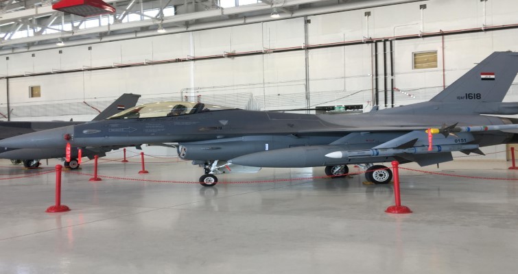 Hiện tại, Không quân Iraq có trong biên chế 34  tiêm kích hạng nhẹ F-16IQ Fighting Falcon do Mỹ sản xuất, 24 máy bay huấn luyện T-50 Golden Eagle của Hàn Quốc, cũng như một số lượng chưa rõ cường kích Su-25 mua từ Nga.