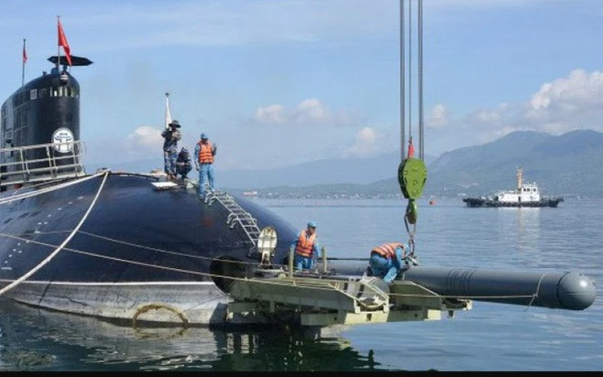 Khác hoàn toàn với các tàu ngầm của phương tây,  tàu ngầm Kilo của Việt Nam, vốn có nguồn gốc từ Nga, sử dụng phương thức nạp ngư lôi từ chính cửa phóng.