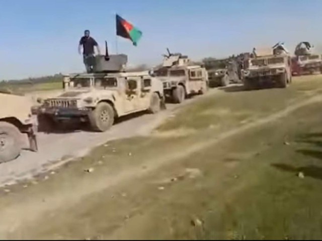 Truyền thông quốc tế cho biết, sức tiến quân quá nhanh của Taliban, cùng với việc  quân đội Afghanistan tan rã quá nhanh, đã khiến hàng trăm phương tiện, khí tài quân sự của lực lượng này, bị các tay súng Taliban tịch thu chiến lợi phẩm.