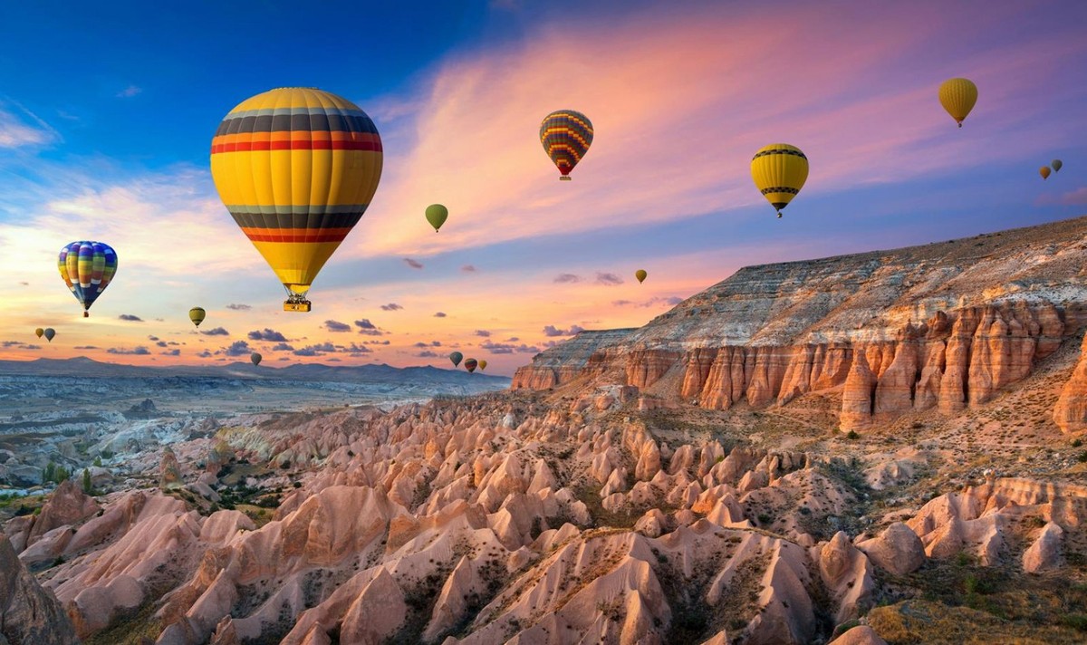 Cappadocia, Thổ Nhĩ Kỳ: Là một trong những kỳ quan nổi tiếng nhất Thổ Nhĩ Kỳ, Cappadocia được UNESCO công nhận là di sản thiên nhiên thế giới vào năm 1985. Thung lũng rộng lớn này được hình thành từ lớp đá trầm tích và đá núi lửa. Cappadocia đẹp nhất vào lúc Mặt Trời mọc trong một ngày mùa hè với hàng trăm khinh khí cầu bay lơ lửng trên những khối đá có hình thù kỳ lạ. Ảnh: Guitar photographer.