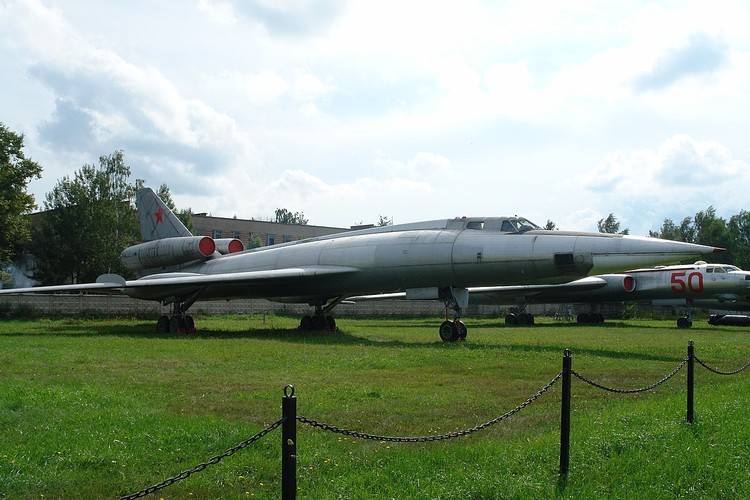 Tupolev Tu-22 dù là  máy bay ném bom phản lực đầu tiên trên thế giới có khả năng đạt tốc độ siêu âm nhưng lại không được biết tới nhiều như người anh em của nó - chiếc Tu-22M.