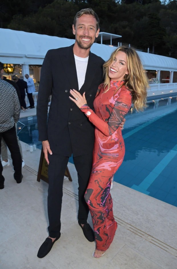 Abbey Clancy và Peter Crouch - cựu cầu thủ của tuyển Anh. Abigail Clancy sinh năm 1986, là người mẫu catwalk và nội y nổi tiếng của Anh. Cô cũng được biết đến là một nửa của cựu cầu thủ Anh Peter Crouch. Sau khi hai người kết hôn năm 2011, Abigail Clancy lần lượt sinh 3 người con. Tuy vậy người đẹp vẫn duy trì công việc người mẫu.