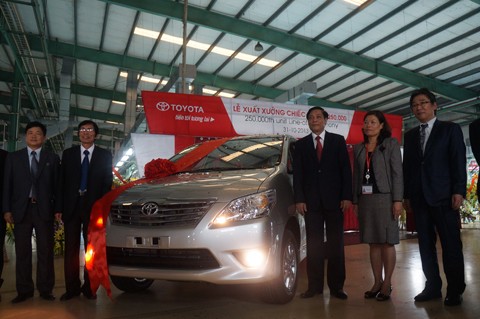 Lãnh đạo Công ty Ô tô Toyota Việt Nam và đại diện tỉnh Vĩnh Phúc trong buổi lễ xuất xưởng chiếc xe thứ 250.000.