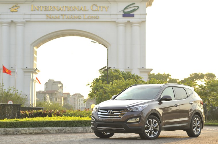 Hyundai Santafe phiên bản đặc biệt 2014 có 2 phiên bản gồm: Santafe máy xăng (2.4L dẫn động 4 bánh) được trang bị thêm hệ thống tự nâng gầm. Santafe 2014 phiên bản động cơ dầu (diesel) có dung tích 2.2L turbo dẫn động 2 bánh trước, có hỗ trợ hệ thống điều khiển van biến thiên điện tử eVGT. Cả hai phiên bản đều sử dụng hộp số tự động 6 cấp.