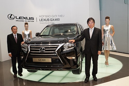 Ông Maruta (phải), Tổng giám đốc Công ty Ô tô Toyota Việt Nam và ông Trần Đăng Thái (Lexus Trung tâm Sài Gòn) bên cạnh xe Lexus GX460 2015 trong buổi giới thiệu ngày 12/11. Mẫu xe này cũng được trưng bày trong gian hàng của Lexus ở Triển lãm Ô tô Việt Nam 2014 diễn ra từ ngày 19 - 23/11 tại TP HCM.