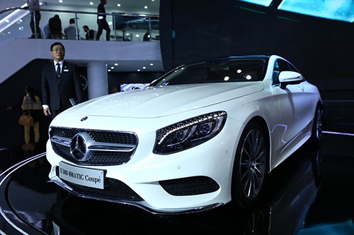 S 500 4MATIC Coupe là hiện thân của ngôn ngữ thiết kế "Sensual Purity" (sự thuần khiết gợi cảm) với đường cong đặc trưng đổ dốc ra phía sau, khoang hành khách hạ thấp, đường viền thân xe nhô cao và hốc bánh xe sau cơ bắp.