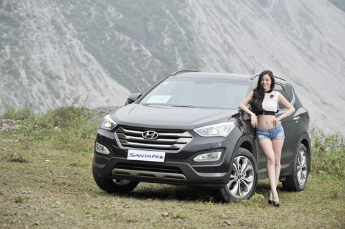 Hệ dẫn động: SantaFe 2015 có 2 lựa chọn về hệ dẫn động cầu trước 2WD hoặc 4 bánh 4WD nhằm đáp ứng tối đa nhu cầu di chuyển trong phố, đường trường hay địa hình khó. Bên cạnh đó hệ thống dẫn động 4 bánh tích hợp khóa vi sai trung tâm.