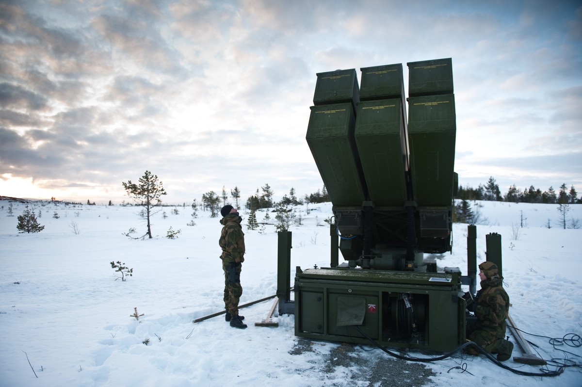 NASAMS là  hệ thống phòng không đất đối tầm trung được thiết kế và phát triển bởi tập đoàn Raytheon của Mỹ và Kongsberg Defense &amp; Aerospace của Na Uy.