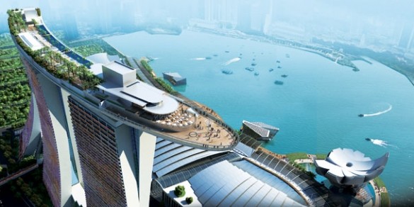 Sands SkyPark, Singapore có thể coi là một “ốc đảo nhiệt đới” với diện tích hơn 12.000 m2, ngự trên đỉnh ba tòa tháp khách sạn tại Marina Bay Sands. Nhà hàng và quán bar ở đây hướng thẳng ra Biển Đông và vịnh Marina, hứa hẹn sẽ mang đến những trải nghiệm tuyệt vời cho thực khách.