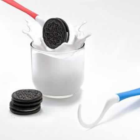 Thưởng thức Oreo chấm sữa mà không cần chạm tay vào bánh hay sữa sẽ giúp bạn cảm thấy ngon hơn và vệ sinh hơn.