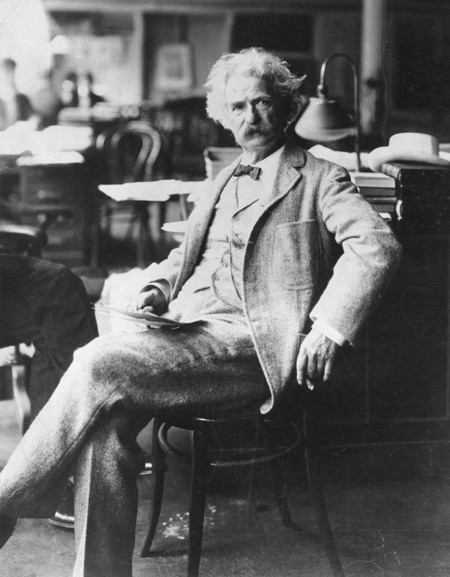 Mark Twain sinh ngày 30/11/1835 khi sao chổi Halley xuất hiện trên bầu trời. 75 năm sau, ông ra đi đúng một ngày sau khi sao chổi Halley trở lại, ngày 21/04/1910.