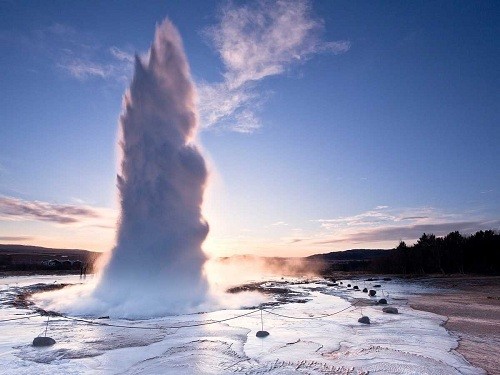 Hình ảnh phun trào tuyệt diệu của các mạch nước nóng tại Strokkur, Iceland với độ cao gần 40m.