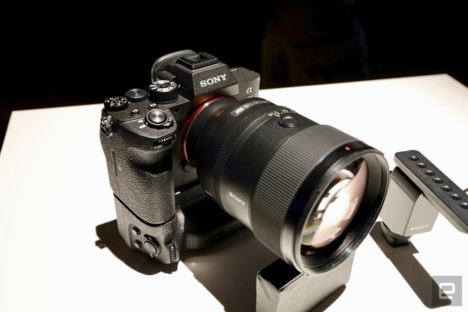 Sony vừa ra mắt chiếc máy ảnh full-frame không gương lật A7R IV. So với phiên bản tiền nhiệm, máy được nâng cấp độ phân giải từ 42 MP lên 61 MP. Đây cũng là chiếc máy ảnh full-frame không gương lật có độ phân giải lớn nhất hiện tại. Với tính năng ghép các điểm ảnh, máy có thể chụp ra bức hình ở độ phân giải 240 MP.