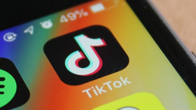  Tiktok là một ứng dụng được phát triển bởi Bytedance, một công ty Trung Quốc, là ứng dụng mạng xã hội video ngắn cực hot trong thời gian gần đây. Tiktok có đến hơn 1 tỷ lượt tải về trên toàn cầu, tạo ra một “thế giới ảo” thực sự với những đoạn video ngắn kèm hiệu ứng đặc biệt được chia sẻ từ khắp mọi nơi trên thế giới. Ứng dụng này đặc biệt thu hút giới trẻ và trở thành một trong những mạng xã hội hot nhất hiện nay.