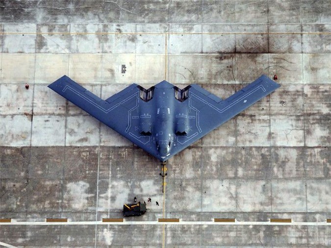 Northrop Grumman B-2 Spirit là một  máy bay quân sự ném bom tàng hình chiến lược của Không quân Mỹ đi vào vận hành năm 1989. Chiến đấu cơ này có khả năng thâm nhập vào lưới phòng thủ phức tạp và có thể thực hiện các cuộc tấn công ở độ cao lên tới 15.240m. Chi phí ban đầu của B-2 là 737 triệu USD song năm 1997, sau khi điều chính và trang bị thêm bộ phận mới, tổng chi phí của nó lên tới 2,1 tỷ USD khiến chiến đấu cơ này trở thành máy bay đắt đỏ nhất từng được sản xuất. Đó là chưa kể B-2 tốn tới 135.000 USD cho mỗi giờ hoạt động.