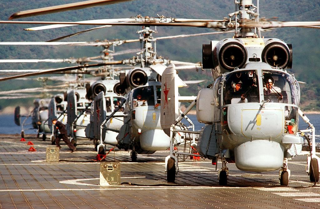 Kamov Ka-28 là phiên bản xuất khẩu của trực thăng trinh sát và tác chiến chống ngầm Ka-27 do Kamov Helicopter chế tạo. Theo Naval Technology, Ka-28 thực hiện chuyến bay đầu tiên vào ngày 24/12/1973, được đưa vào hoạt động trong Hải quân Liên Xô từ năm 1981. Ảnh: Ria Novosti.