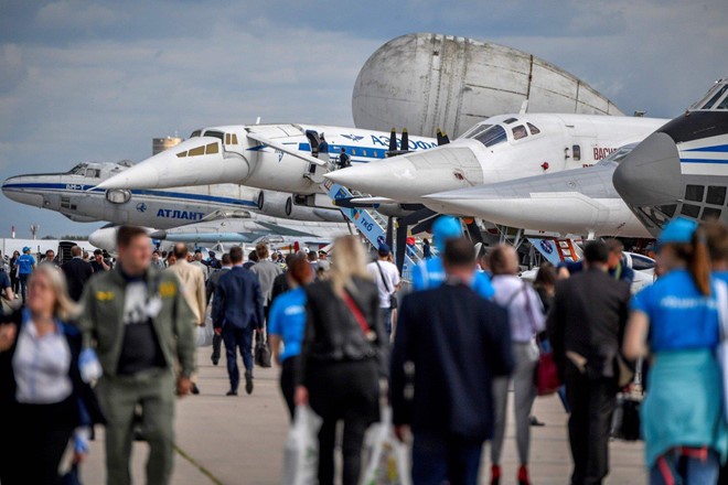 Triển lãm hàng không quốc tế MAKS 2019 đang diễn ra tại sân bay Zhukovsky, Moscow, Nga thu hút hàng nghìn du khách trong và ngoài nước. Sự kiện được tổ chức 2 năm một lần này trở thành điểm đến lý tưởng cho những người đam mê hàng không được tận mắt chứng kiến những sản phẩm vũ khí công nghệ cao. Ảnh: AFP.