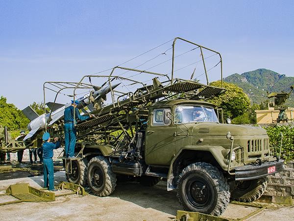 Những năm qua; cán bộ, chiến sĩ  Sư đoàn Phòng không 377, Quân chủng Phòng không - Không quân luôn đề cao trách nhiệm, khắc phục mọi khó khăn, quyết tâm hoàn thành xuất sắc nhiệm vụ trong mọi tình huống. Ảnh: Huấn luyện triển khai khí tài tên lửa.