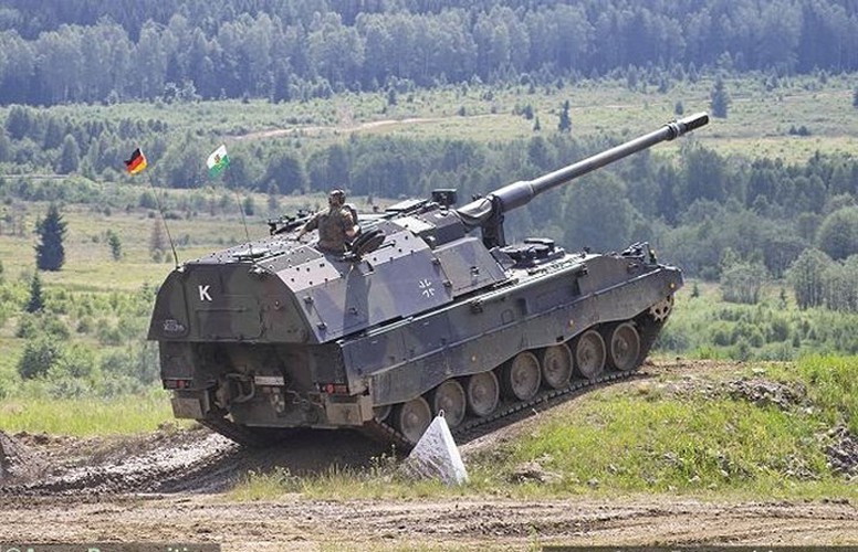  Pháo tự hành PzH-2000 được Tập đoàn Krauss-Maffei Wegmann (KMW) cùng với nhà thầu phụ là Rheinmetall Landsystemsản xuất từ năm 1996và được chính thức trang bị cho quân đội Đức từ năm 1998.