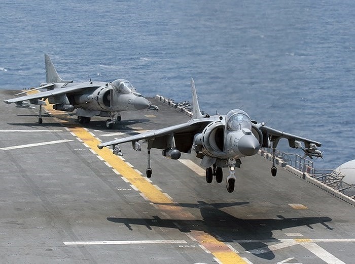 Những  cường kích AV-8B Harrier là chiến đấu cơ chủ lực trên tàu tấn công đổ bộ USS Bataan của Hải quân Mỹ đang trên đường đến gần Iran.