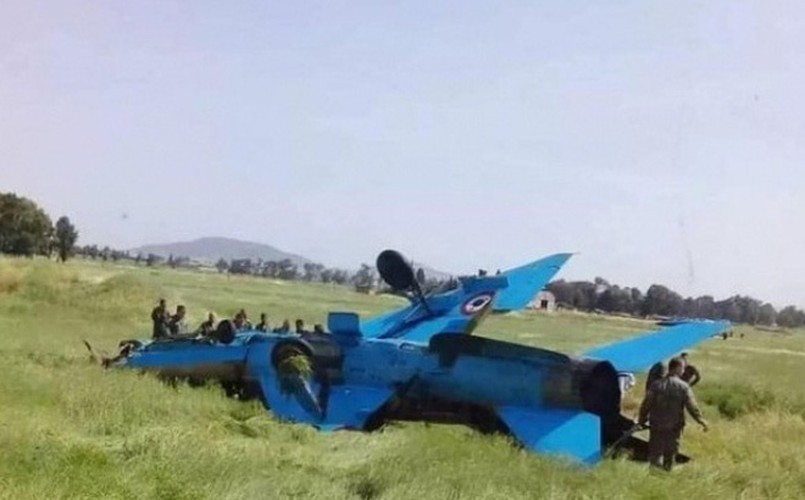 Chuyên trang hàng không Avia.pro dẫn các nguồn tin địa phương cho biết, một chiếc  tiêm kích MiG-21 của Không quân Syria vừa rơi gần Hama. Hình ảnh chiếc MiG-21 gặp nạn.