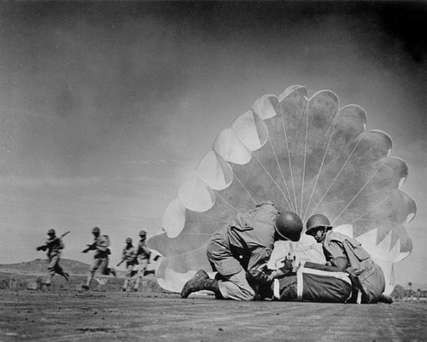 Ngày 8/11/1942, lần đầu tiên Mỹ triển khai lính dù quy mô lớn trong chiến dịch Torch  đổ bộ đường không vào Bắc Phi. Tiểu đoàn 509 lính dù (lúc đó là tiểu đoàn 2 thuộc trung đoàn dù 509) được cho nhảy dù để bảo vệ sân bay trước khi Mỹ đổ bộ đường biển. Họ đã bay một chuyến dài nhất lịch sử từ các sân bay ở Anh nhưng không thành công vì hết dầu. Một tuần sau, 300 lính của tiểu đoàn này nhảy thành công xuống sân bay Youks-les-Bains tại Algeria.