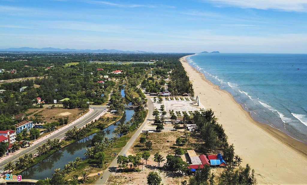 Bãi biển Xuân Thành có chiều dài gần 5 km, bãi tắm thoải. Nơi đây từng là một trong những bãi biển thu hút khách du lịch của tỉnh Hà Tĩnh . Mỗi năm có hàng trăm nghìn lượt khách về nghỉ dưỡng tại hơn 100 nhà hàng, khách sạn lớn, nhỏ.