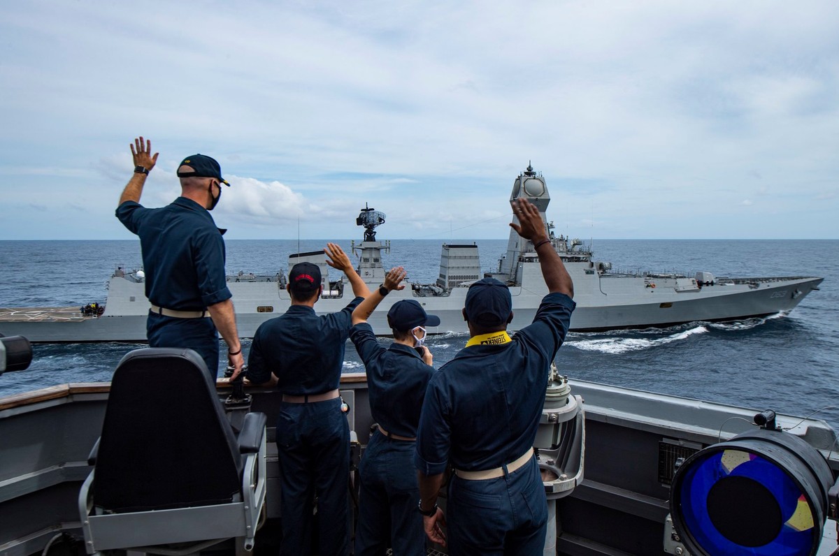 Các thủy thủ trên tàu khu trục USS Sterett (DDG 104), Hải quân Mỹ, vẫy tay chào các thủy thủ trên tàu khu trục INS Kolkata của Ấn Độ. Hạm đội 7 cho biết giai đoạn 2 tập trận hải quân Malabar diễn ra từ ngày 17 đến 20/11 tại biển Arab. Ảnh: Hạm đội 7.