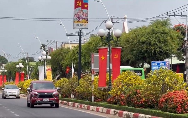 Từng cây mai rực lên màu vàng, chi chít nụ làm xao xuyến lòng người. Đường hoa mai cũng chính là điểm nhấn trên bản đồ du lịch của vùng quê Châu Đức.