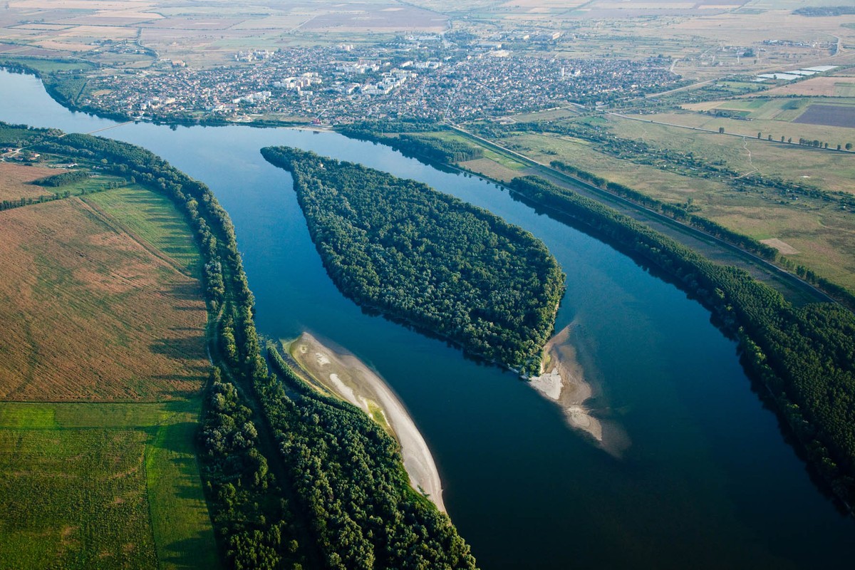 Danube là tên của con sông dài thứ hai châu Âu, chỉ xếp sau sông Volga của Nga. Con sông này chảy qua 8 nước, bắt nguồn từ Đức và kết thúc ở Ukraine. Dòng sông này cũng là chứng nhân lịch sử cho rất nhiều những cuộc chiến, cuộc hành quyết đẫm máu.