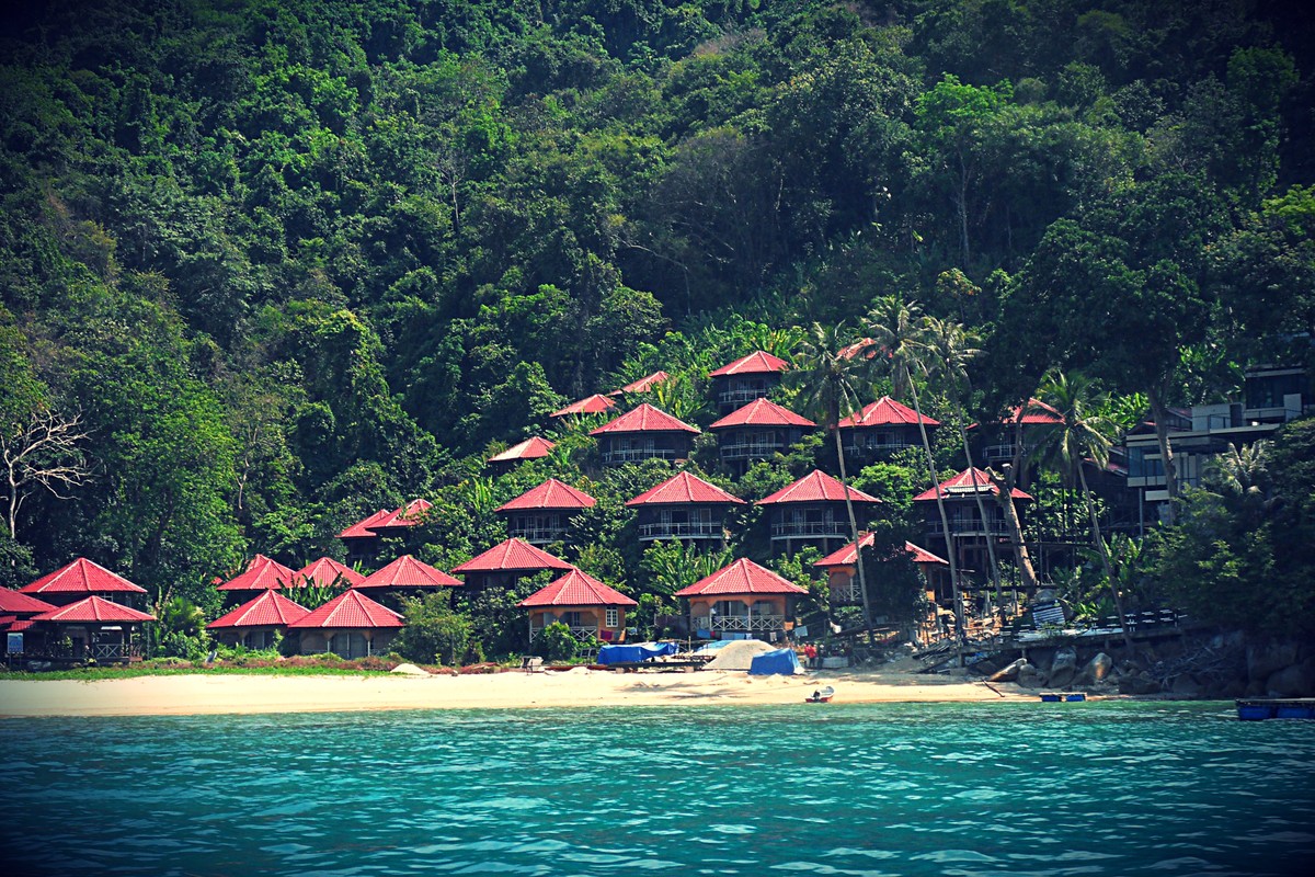 Perhentian là nhóm đảo nhỏ thuộc bang Terengganu gồm hai đảo chính Perhentian Besar và Perhentian Kecil, bao quanh là những rạn san hô với nhiều bãi biển tuyệt đẹp được ví như  thiên đường biển đảo ở Malaysia. Ảnh: GGD.